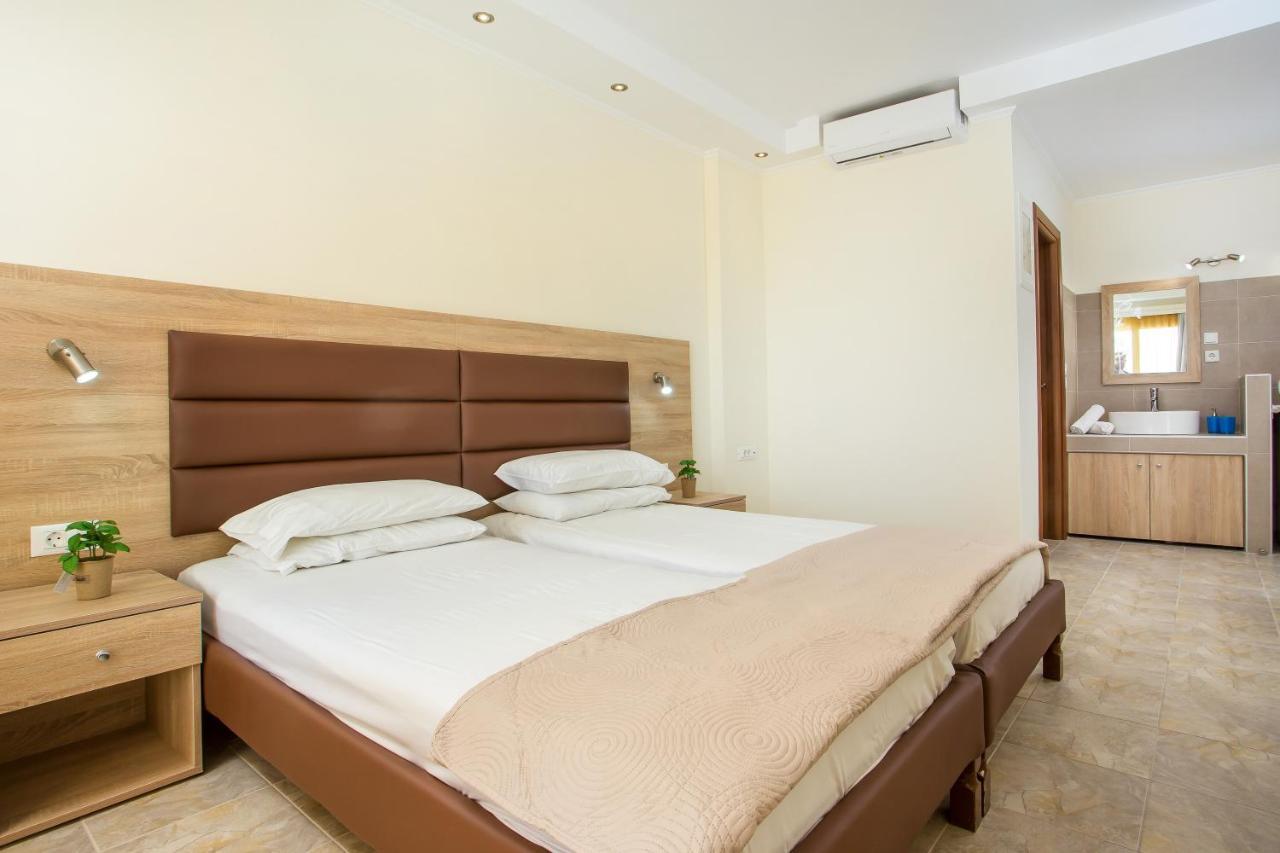 Tweepersoonskamer met 2 Aparte Bedden en Eigen Badkamer
