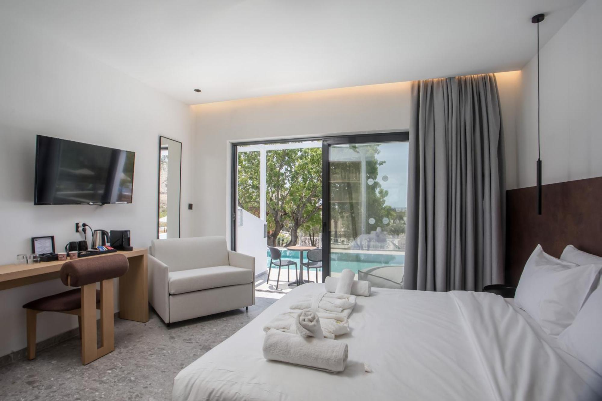 Junior Suite with Sharing Pool