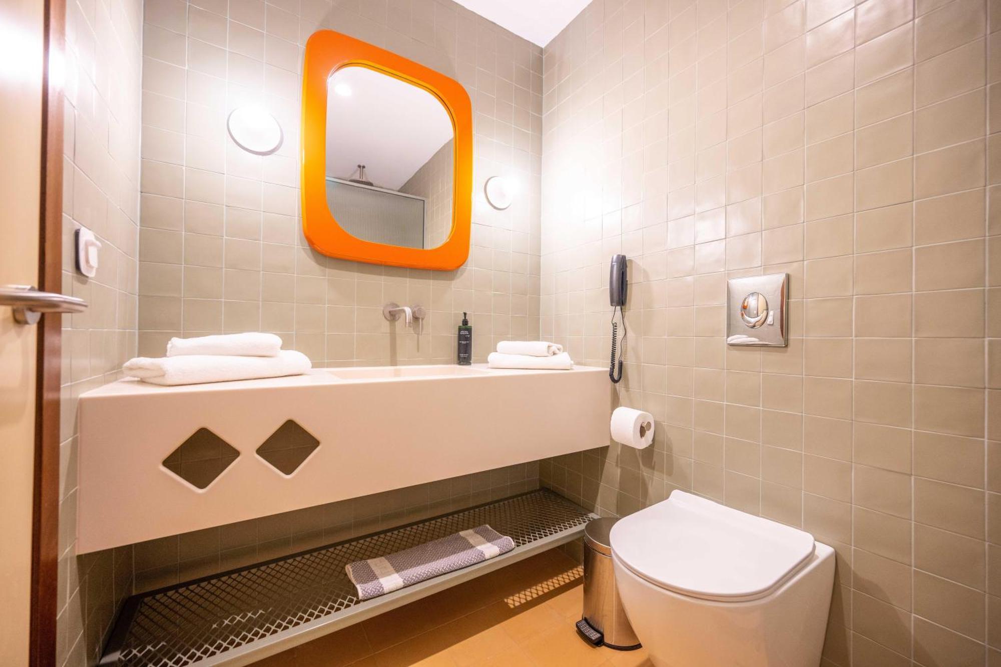 Chambre Lit King-Size - Vue sur Piscine
