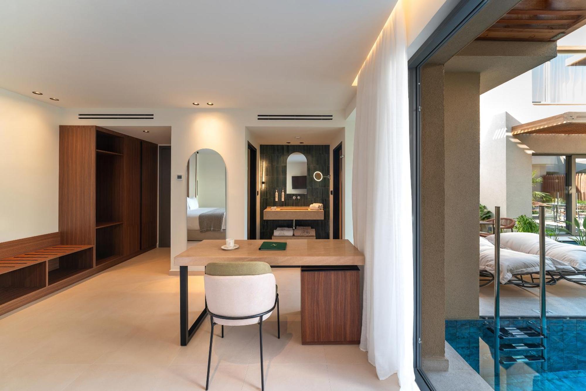 Luxury Suite with Heated Swim Up Pool