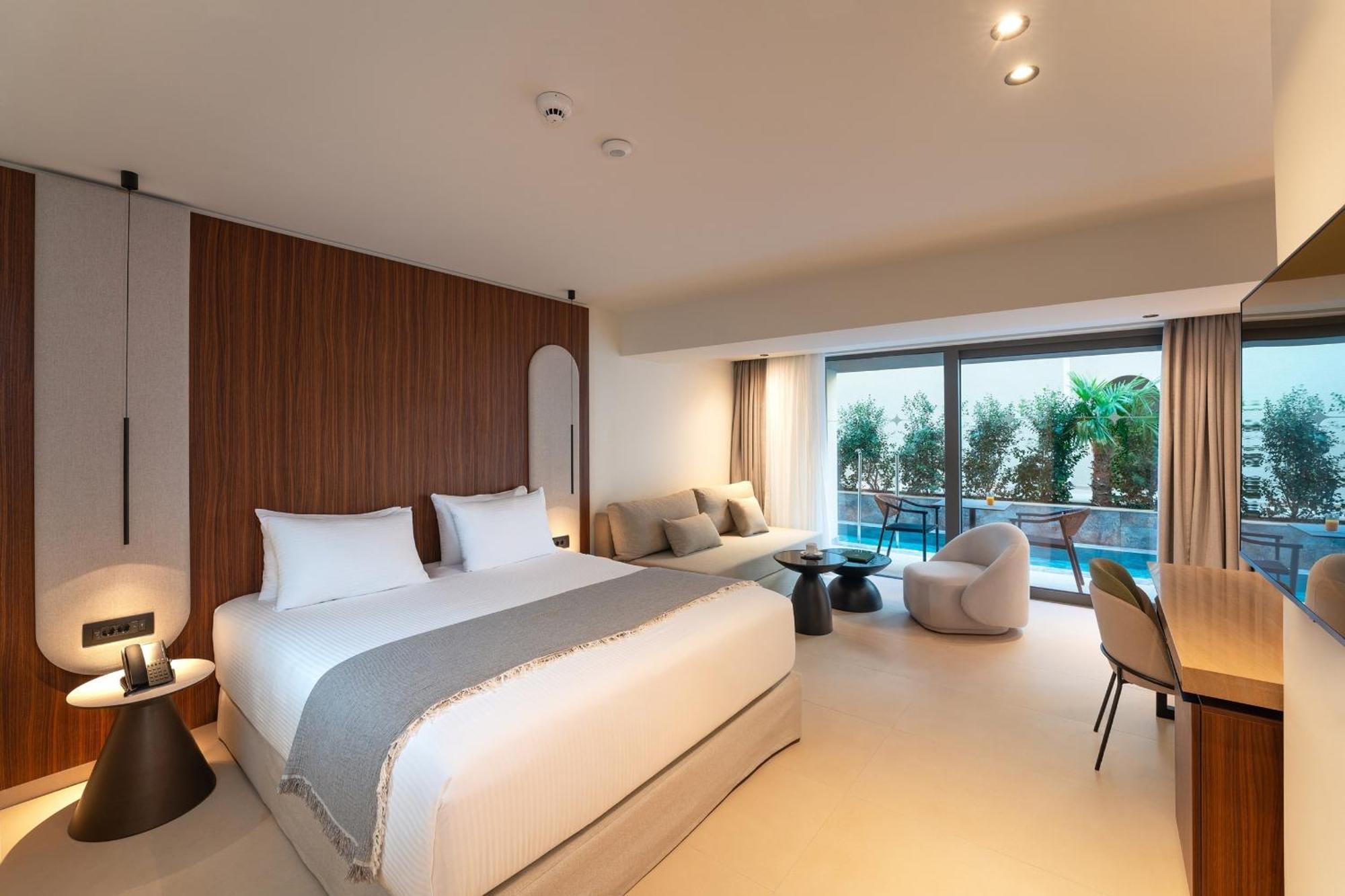 Deluxe Triple Room with Heated Swim Up Pool