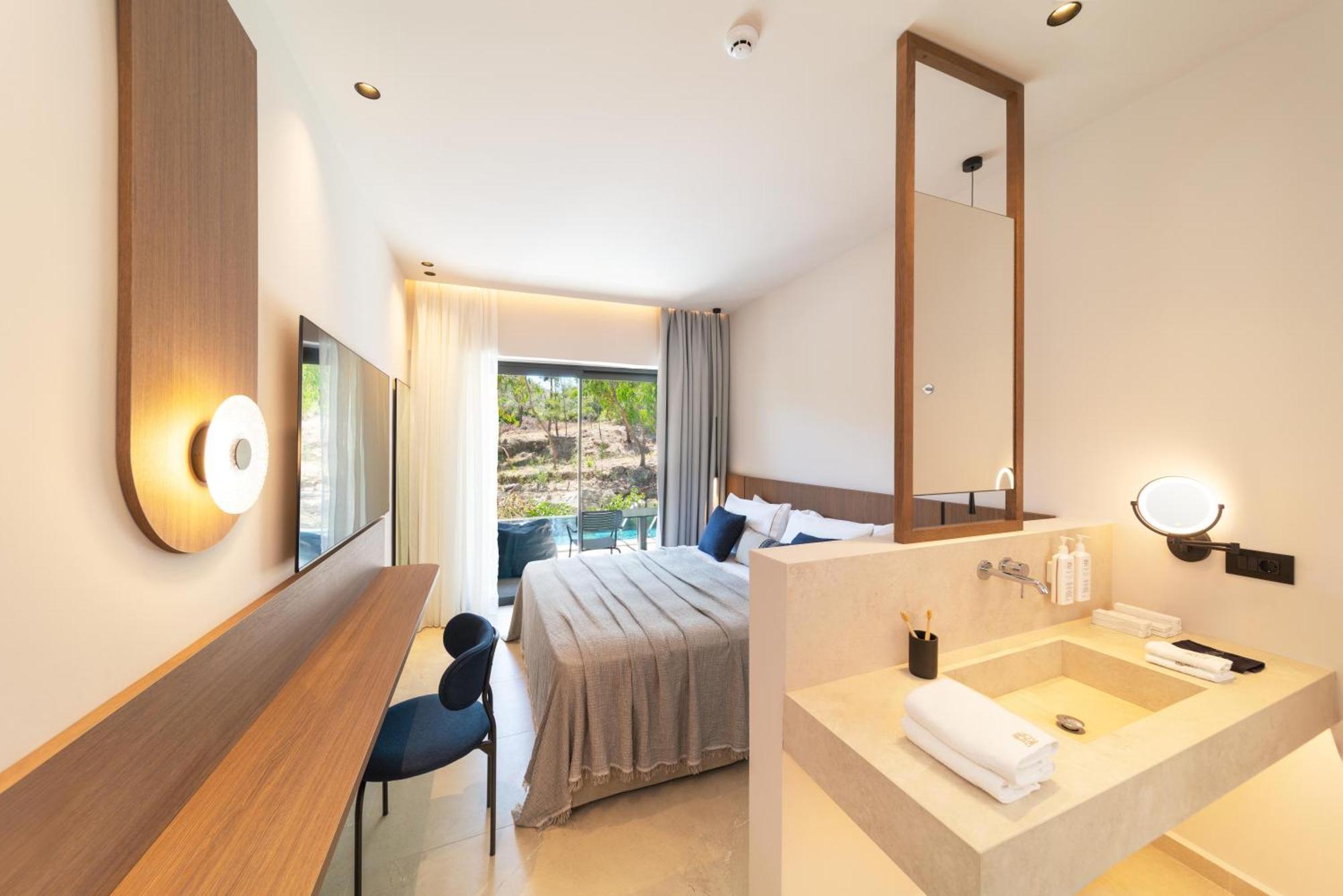 Deluxe Double or Twin Room with Pool Access