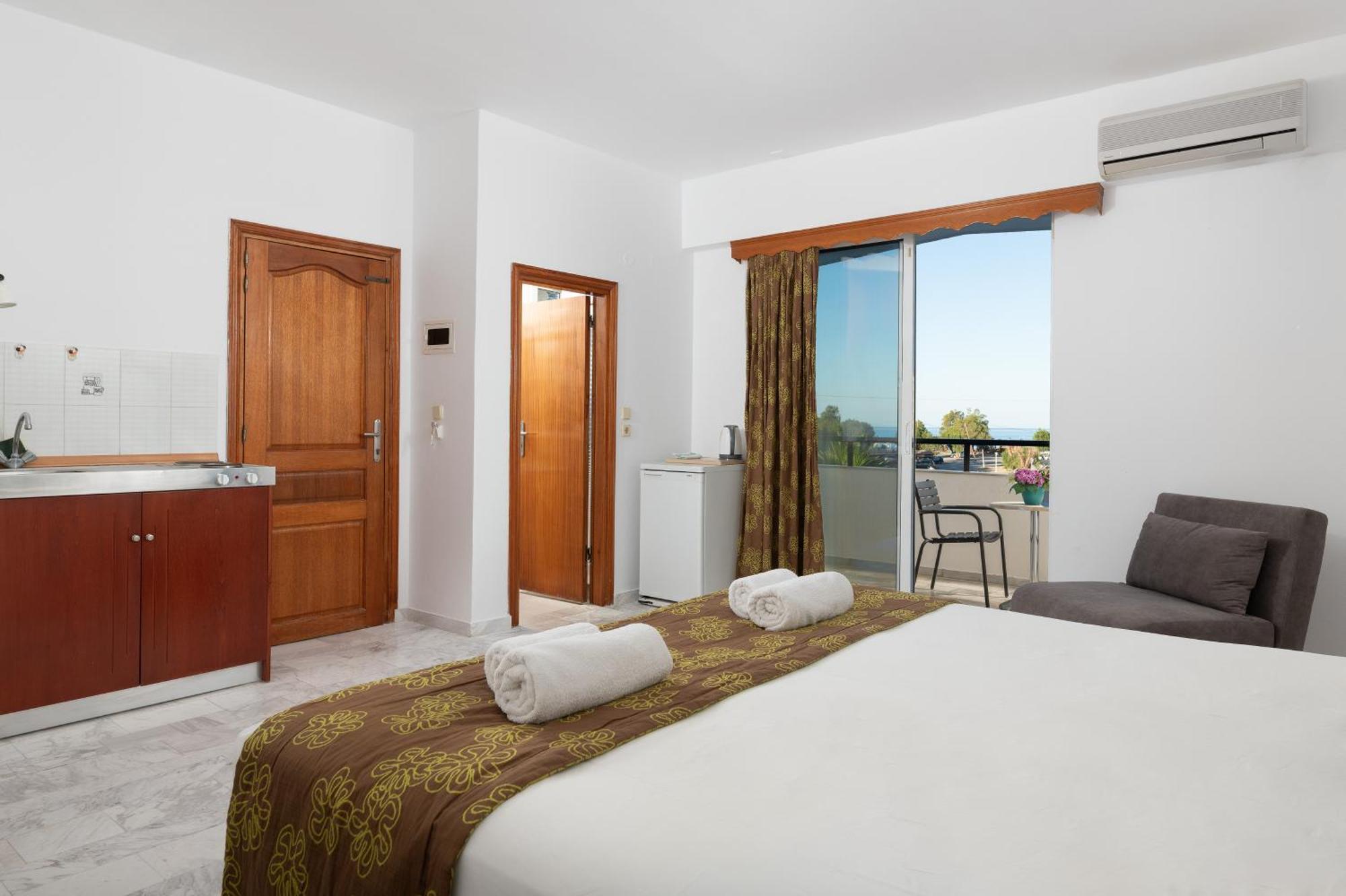 Zimmer mit Kingsize-Bett und Meerblick