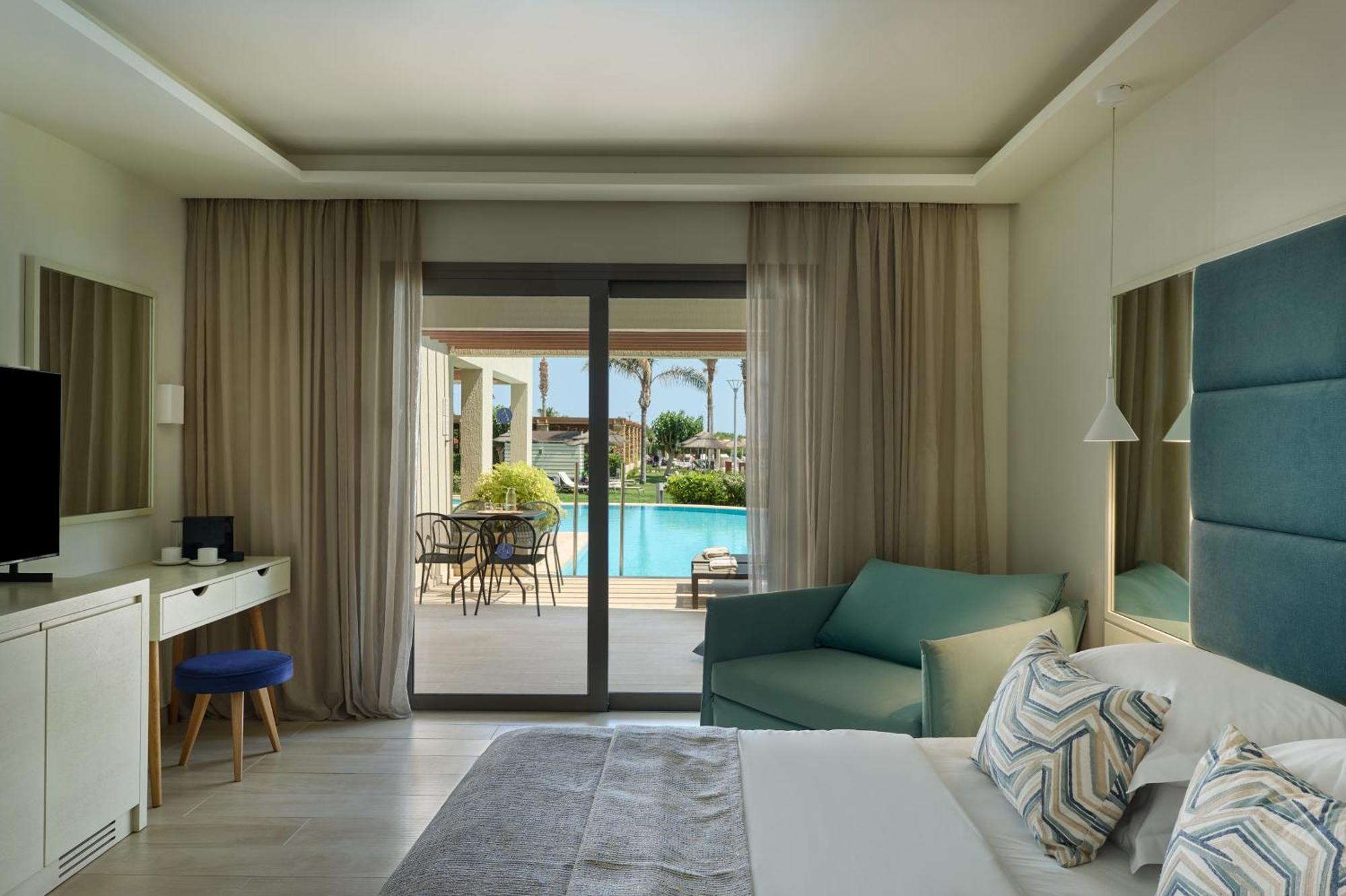 Premium Double Swim Up Room Inland View