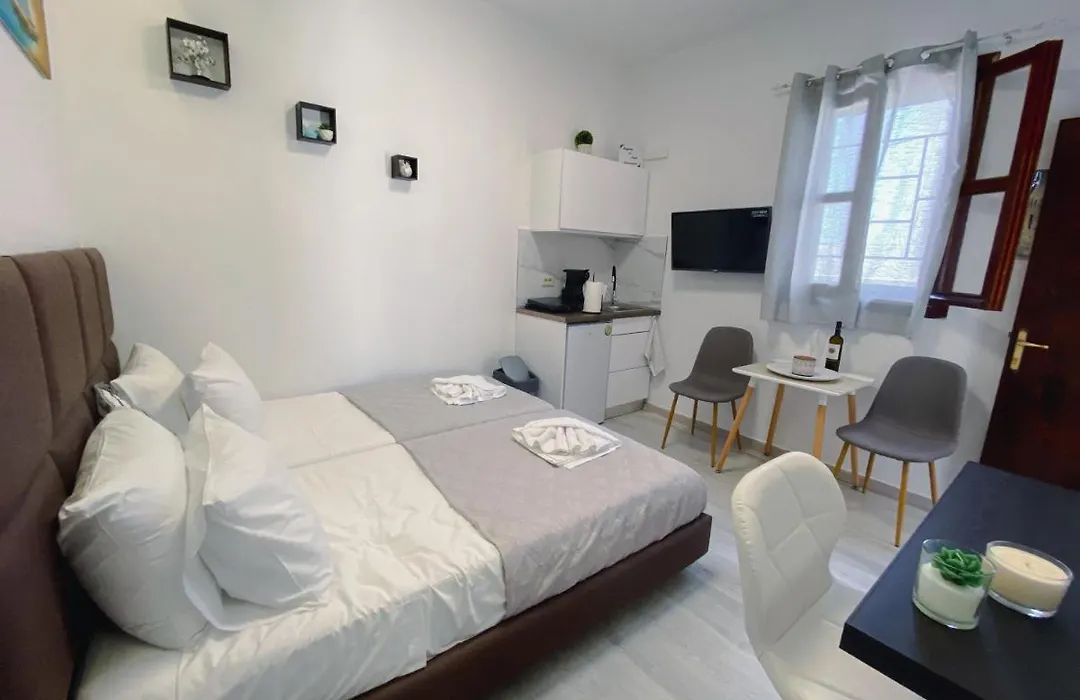 Stam'S Studio Apartment With Yard-1