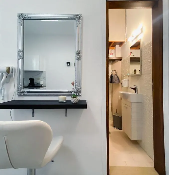Gregory'S Studio Apartment With Sea View-1