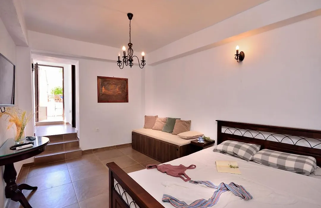 Villa Leon - House In Medieval Town With Spacious Courtyard-1