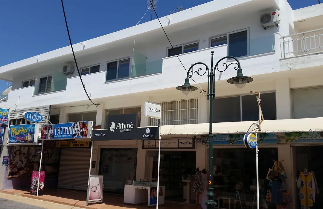 Ria'S Deluxe Apartments-1