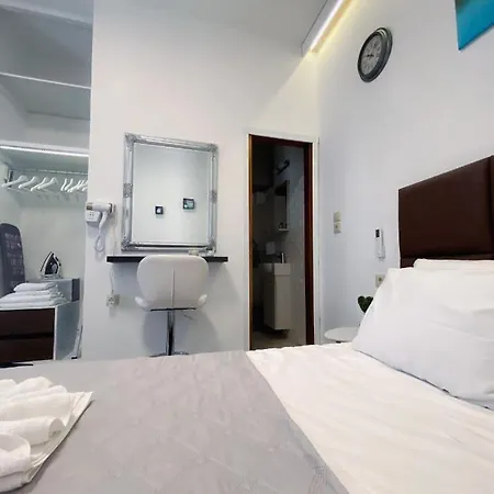 Stam'S Studio Apartment With Yard-3