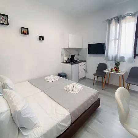 Gregory'S Studio Apartment With Sea View-3