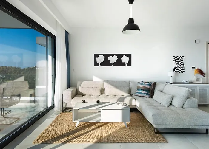 Pet friendly Aquarama Pool Apartments Ixia 