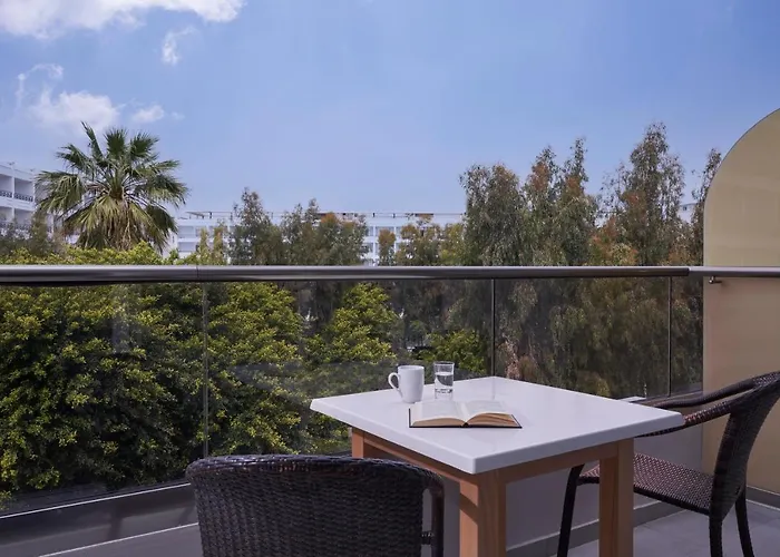 The Apartments By Esperia Rhodes City admite animales